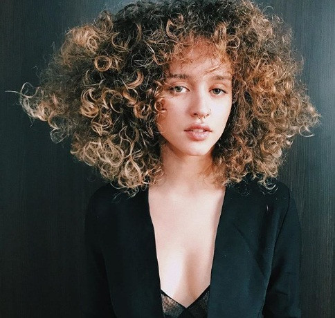 Cô ấy có bố mẹ là người Cộng hòa Dominica và Đức.