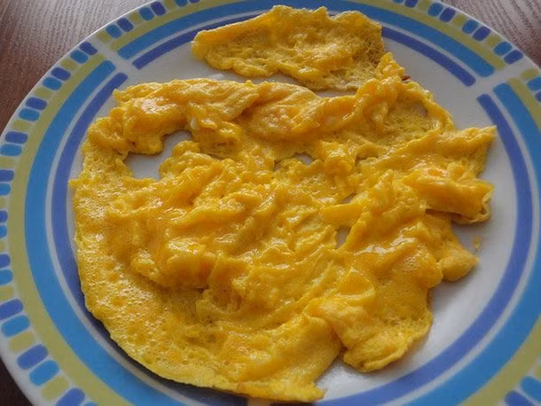 Một chàng trai quyết định chia tay với bạn gái chỉ vì cô ấy không biết rán trứng. Thay vì chia tay, anh ấy có thể dạy bạn gái nấu ăn.