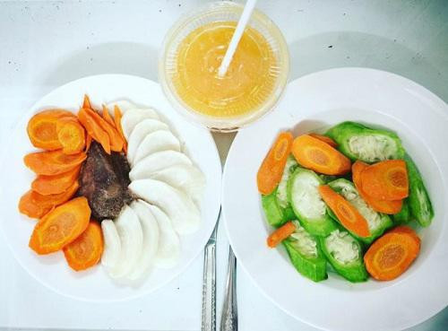 Bữa trưa của người đẹp gồm cà rốt và củ cải trắng luộc, miếng bò nhỏ, dĩa đậu bắp luộc và nước trái cây.