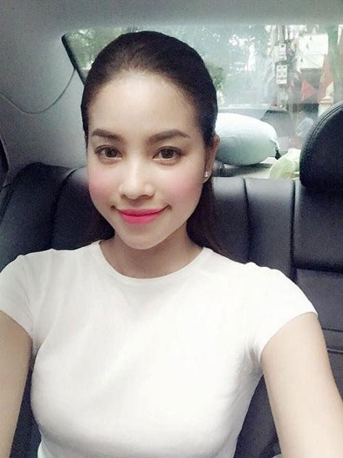 Chẳng cần make up nhiều nhưng Phạm Hương vẫn có gương mặt trắng sáng, mịn màng.