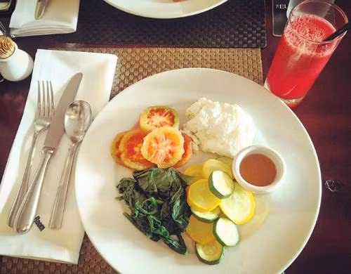 Bữa sáng của cô gồm rau củ luộc, lòng trắng trứng chiên, nước dưa hấu ép. Cô cũng thường ăn thực đơn bữa sáng khác gồm nửa quả thanh long ruột đỏ, cà chua và vài trứng cút luộc.