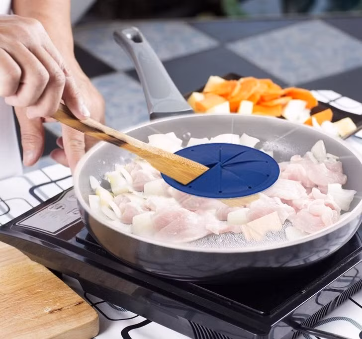 Chiếc nắp chảo chống bắn mỡ.