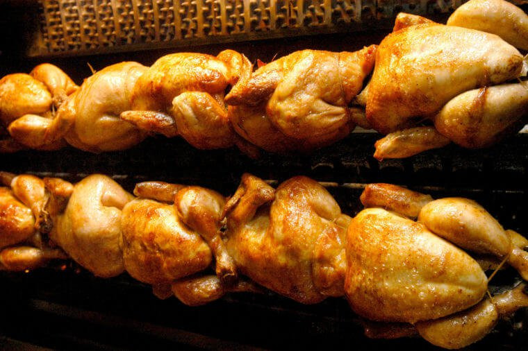 Theo đó, nguyên liệu được chọn làm món ăn trứ danh nà phải là loại gà thả vườn, vận động thường xuyên và nuôi chủ yếu bằng ngô để có thịt chắc khỏe. Trọng lượng khoảng 1,2-1,5 kg/con.