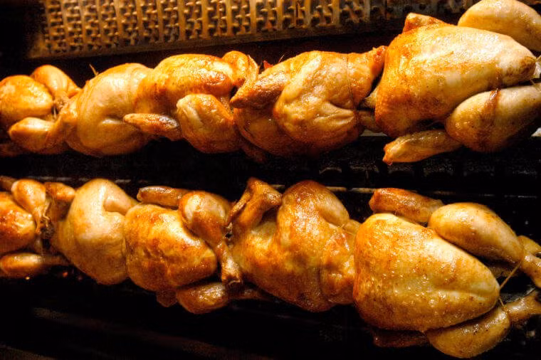 Theo đó, nguyên liệu được chọn làm món ăn trứ danh nà phải là loại gà thả vườn, vận động thường xuyên và nuôi chủ yếu bằng ngô để có thịt chắc khỏe. Trọng lượng khoảng 1,2-1,5 kg/con.