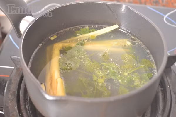 Bước 3: Nấu nồi nước dùng cho sả cây đập dập vào cùng với ít hành nấu sôi, nêm gia vị nhạt tí với nước mắm.