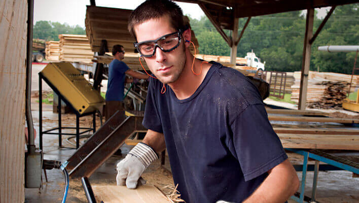 Không dùng đồ bảo hộ an toàn: Theo Viện nhãn khoa Mỹ, 45% thương tích mắt xảy ra ở nhà vì không đeo kính an toàn khi tiếp xúc với hóa chất, mỡ nóng, dầu văng ra trong khi nấu ăn... Để bảo vệ mắt khỏi bị thương mắt và các chất kích thích, nên đeo kính bảo hộ khi làm việc.