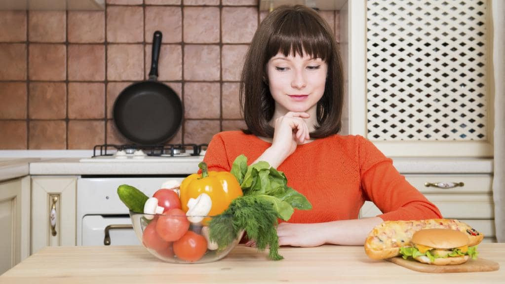 Không ăn đủ rau: Rau quả chứa các chất chống oxy hóa thiết yếu và các vitamin có tác dụng bảo vệ trên võng mạc của mắt. Ngoài ra, trái cây giàu các chất dinh dưỡng như vitamin C, vitamin E, kẽm, vitamin A,... cũng giữ cho đôi mắt khỏe mạnh.