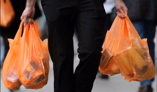 Một số việc nhỏ mà bạn gặp trong cuộc sống hàng ngày cùng có thể ảnh hưởng đến xương, khớp. Ví dụ như xách túi hàng, đeo ba lô,... Chỉ cần bạn xách túi đúng cách, không đeo balo ở một bên vai hay xách đồ nặng bằng một tay, điều đó sẽ giúp bạn tránh bị loãng xương và đau lưng khi bạn già đi.