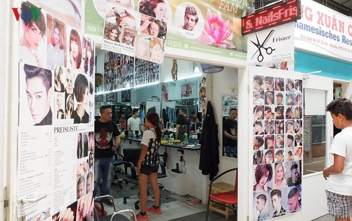 ...đến các dịch vụ chăm sóc sắc đẹp, sơn sửa móng tay, các quầy sách báo, băng hình, ấn phẩm văn hóa...