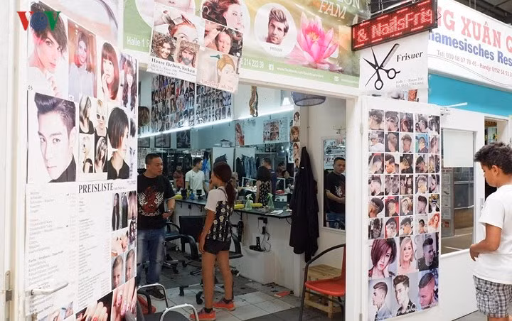 ...đến các dịch vụ chăm sóc sắc đẹp, sơn sửa móng tay, các quầy sách báo, băng hình, ấn phẩm văn hóa...