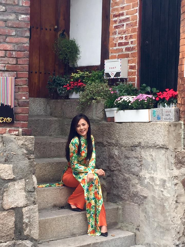 Thu Quỳnh cũng thường xuyên mặc áo dài truyền thống.