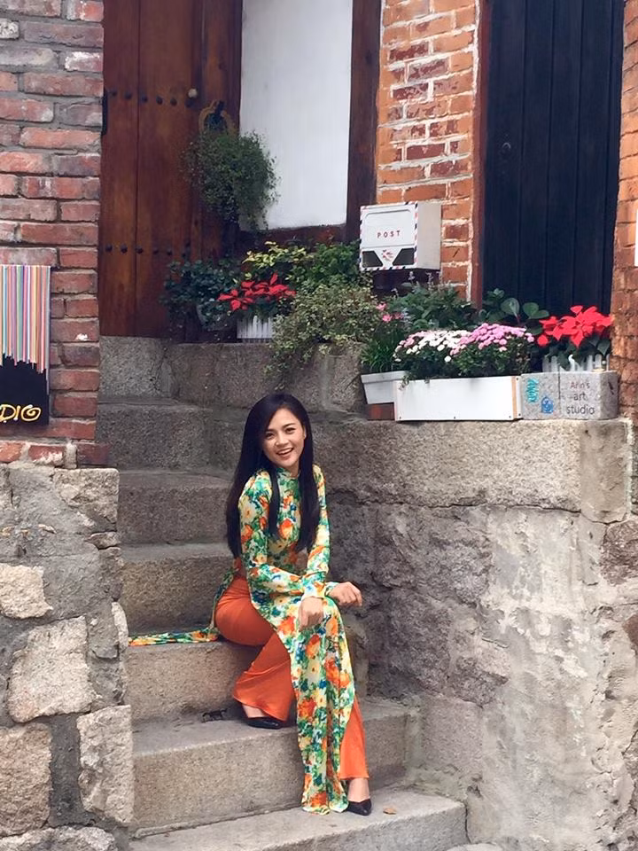 Thu Quỳnh cũng thường xuyên mặc áo dài truyền thống.