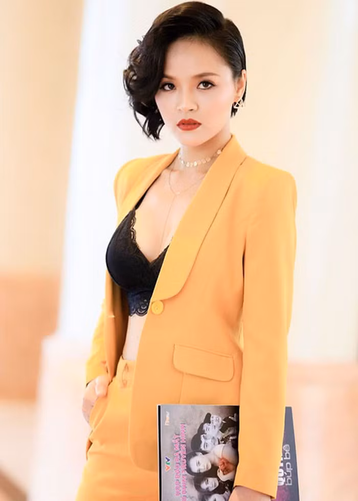 Vào vai My "sói" trong phim Quỳnh búp bê, Thu Quỳnh thường xuyên mặc những trang phục hở hang, quyến rũ.