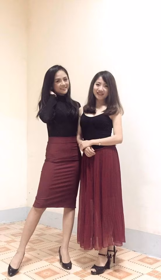 Dù ăn mặc kín đáo nhưng nữ diễn viên sinh năm 1988 vẫn khoe được vóc dáng gợi cảm, thon thả.