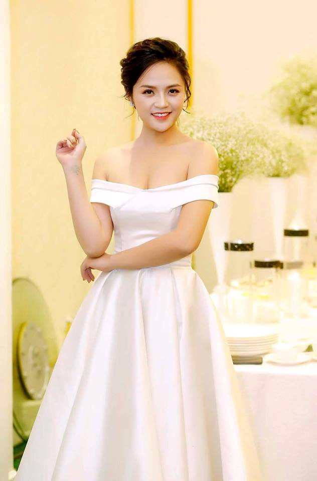 Tuy nhiên, gu ăn mặc ngoài đời thường của diễn viên Thu Quỳnh lại có phần nữ tính và kín đáo.