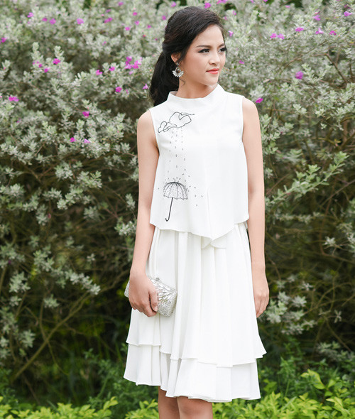 Nữ diễn viên đóng vai "My sói" mặc chiếc váy tắng rất hợp với quý cô công sở.