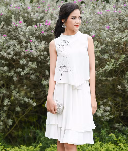 Nữ diễn viên đóng vai "My sói" mặc chiếc váy tắng rất hợp với quý cô công sở.