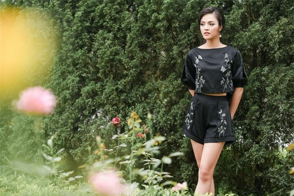 Bộ quần áo này khá hợp với các buổi đi chơi, dã ngoại.