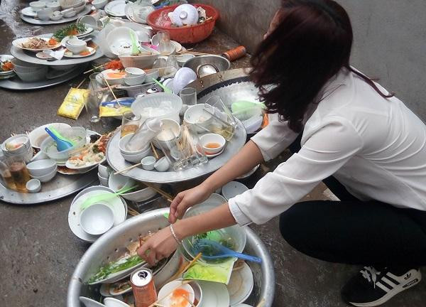 Mẹ người yêu đã cố tình hất nước rửa bát vào người tôi. Ảnh minh họa.