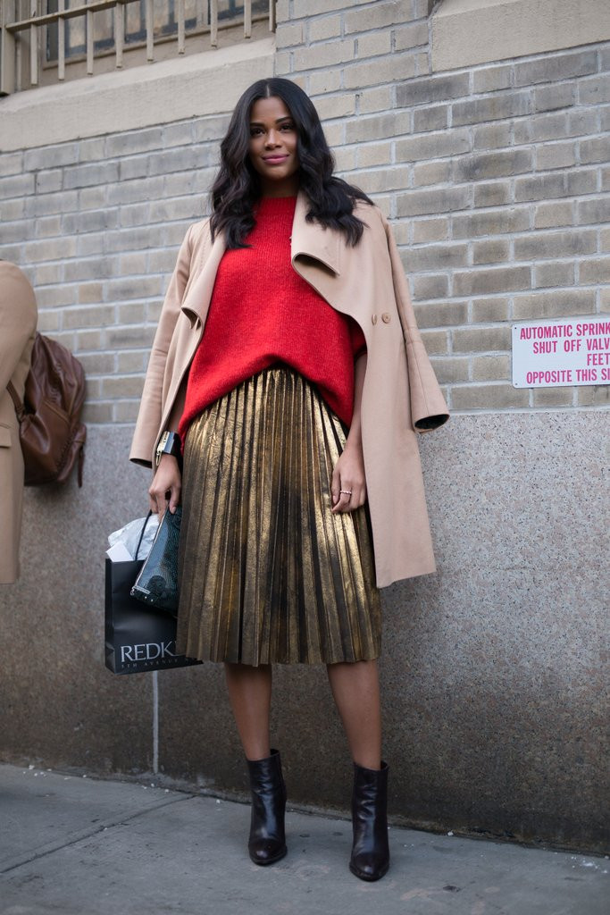 Bạn cũng có thể phối chiếc áo len cổ rộng với chân váy và áo khoác nhẹ bên ngoài.