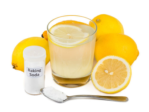 Pha 1 muỗng canh nước chanh với 2-3 muỗng canh baking soda và khuấy chúng vào bát. Sử dụng bông tăm bông, dán lên móng tay và bên dưới mỗi móng. Sau khoảng 15 phút, rửa bằng xà phòng và nước.