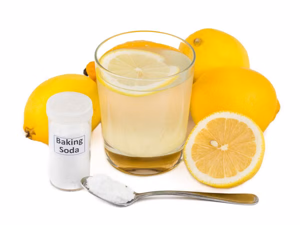 Pha 1 muỗng canh nước chanh với 2-3 muỗng canh baking soda và khuấy chúng vào bát. Sử dụng bông tăm bông, dán lên móng tay và bên dưới mỗi móng. Sau khoảng 15 phút, rửa bằng xà phòng và nước.