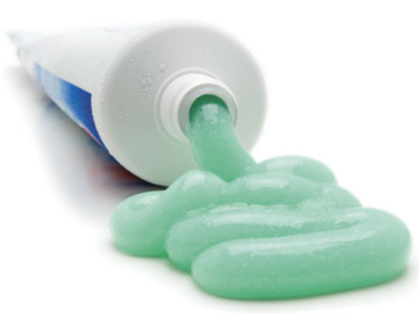 Sử dụng kem đánh răng có thể làm sạch móng tay. Lúc này, chị em chỉ cần dùng chiếc bàn chải dành cho trẻ em, quết chút kem, làm ẩm rồi chà nhẹ nhàng lên các móng tay. Chú ý, nên lựa chọn lớp kem đánh răng màu trắng sẽ có tác dụng làm sáng tốt hơn.