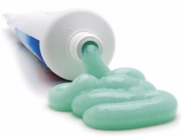 Sử dụng kem đánh răng có thể làm sạch móng tay. Lúc này, chị em chỉ cần dùng chiếc bàn chải dành cho trẻ em, quết chút kem, làm ẩm rồi chà nhẹ nhàng lên các móng tay. Chú ý, nên lựa chọn lớp kem đánh răng màu trắng sẽ có tác dụng làm sáng tốt hơn.