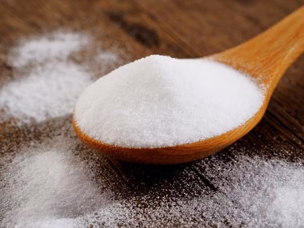 Trộn nước với baking soda rồi bôi lên móng tay. Sau đó, sử dụng chiếc bàn chải cũ để chà đi chà lại trên móng tay vài lần. Cách này sẽ giúp làm trắng móng tay.