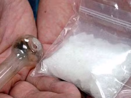 Lúc người sử dụng ma túy tổng hợp rơi vào trạng thái ngộ độc, trong đầu sẽ xuất hiện ảo thị, ảo thanh và ảo giác xúc giác, biểu hiện này thường được gọi là “ngáo”.