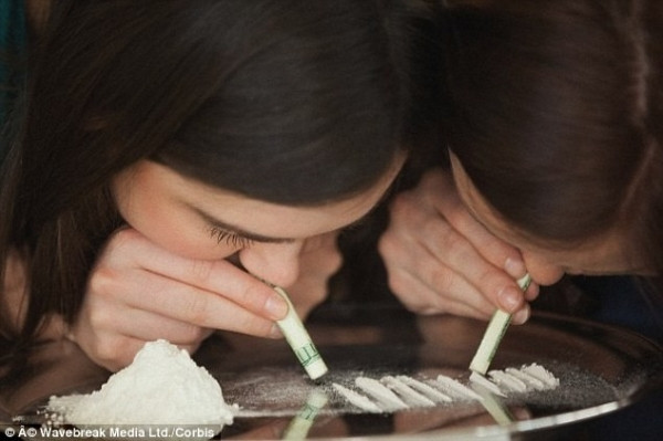 Việc sử dụng ketamine như một chất kích thích được ghi nhận vào đầu những năm 1970. Đến những năm 1980, ketamine được giới “dân chơi” trẻ sử dụng kết hợp với chất gây nghiện cổ điển hoặc cần sa. Loại ma túy tổng hợp này sẽ tạo ra ảo giác, mất trí nhớ, khiến người dùng quên đi tất cả, giảm khả năng suy nghĩ, vui vẻ lao vào các cuộc chơi.