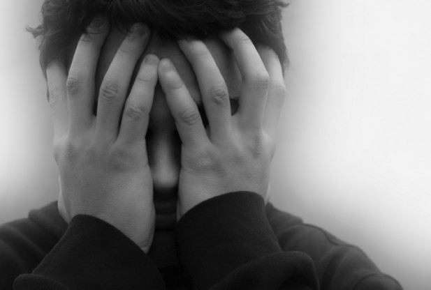 Các hành vi hay gặp của đối tượng ngáo đá là tự hủy hoại cơ thể. Có bệnh nhân còn tự chặt ngón chân hoặc ngón tay của mình mà không ý thức được việc mình làm. Hành vi nguy hiểm cho xã hội thường là dùng những vật sắc nhọn có tính sát thương cao tấn công người xung quanh...