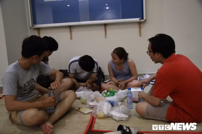 Bữa cơm từ thiện của cư dân Carina.