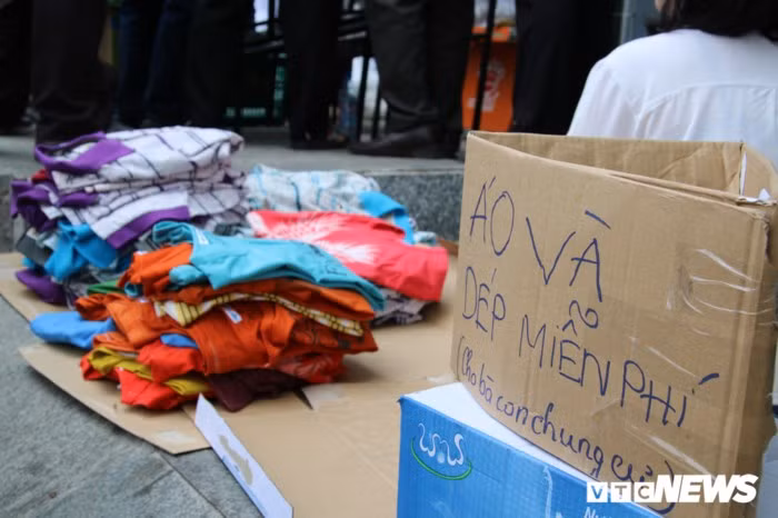Quần áo, giày dép được đoàn từ thiện hỗ trợ.