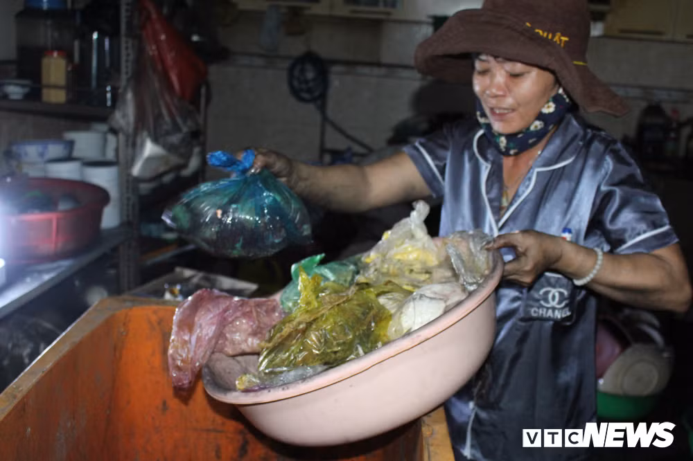 Cửa hàng bán tạp hóa và đồ ăn sáng của bà Minh Khánh bị thiêu rụi, hư hỏng sau vụ cháy.