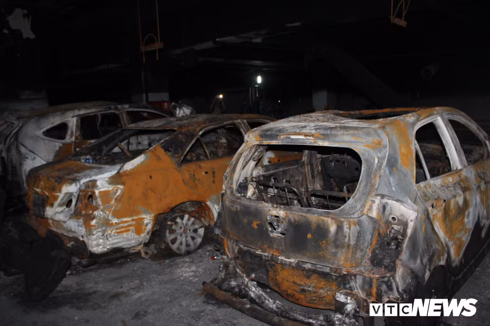 Nhiều ô tô sang giá hàng tỷ đồng bị thiêu rui khiến nhiều người tiếc nuối.