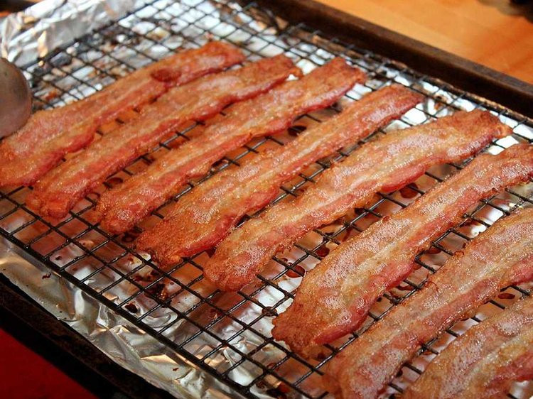 Nướng thịt xông khói là một cách chế biến dễ dàng. Cách nướng này sẽ giúp món thịt chảy bớt mỡ ngấy đi. Tuy nhiên, khi nướng trong lò, hãy nhớ đặt tấm giấy bạc bên dưới vỉ thịt để tránh mỡ chảy lênh láng khắp lò.