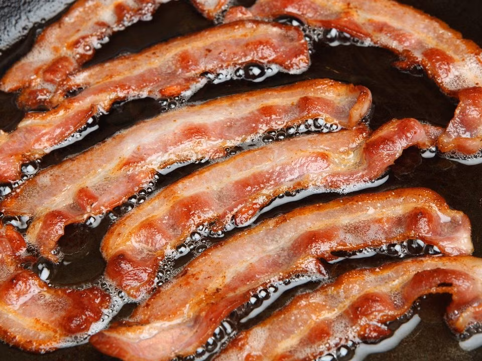 Nấu quá nhiều thịt: Nếu bạn muốn làm món thịt xông khói cho 1-2 người ăn thì hãy mua 1-2 lát thay vì lấy cả gói to. Hoặc bạn chỉ nên mua những gói thịt nhỏ vừa ăn cho hai người để tránh tình trạng lãng phí thực phẩm.