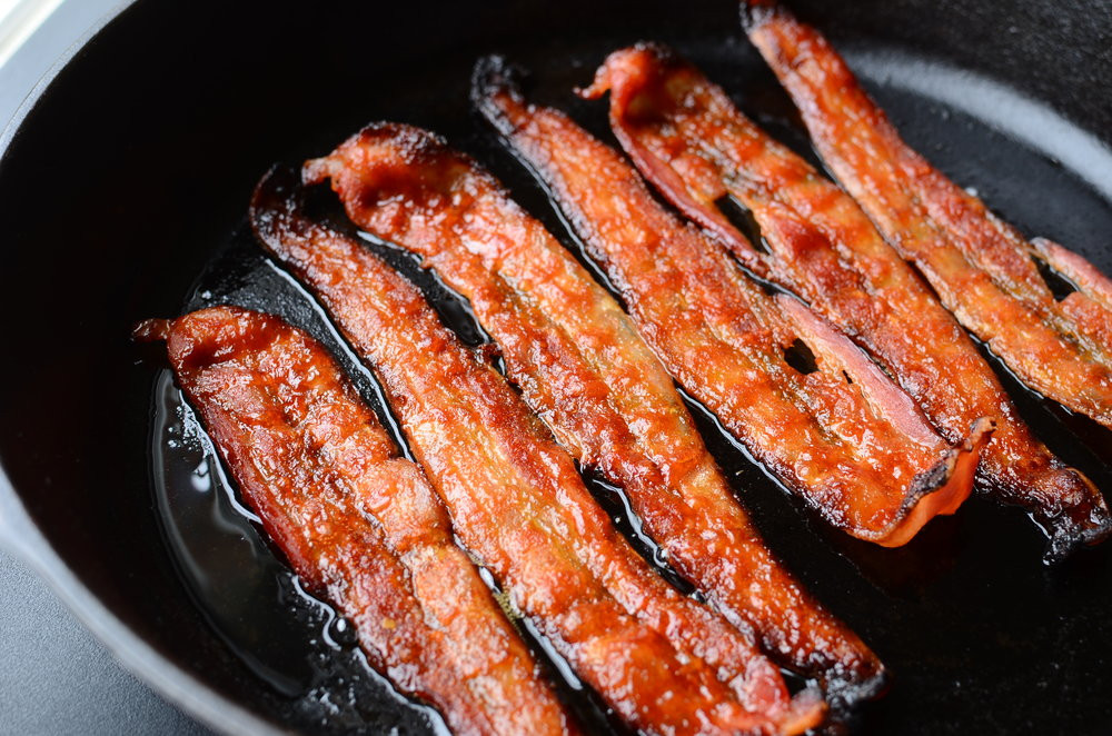 Việc để chảo sôi dầu rồi mới cho miếng thịt vào có thể khiến chúng bị cháy. Tốt nhất là bạn nên cho thịt vào ngay từ đầu và để lửa nhỏ để chiên.