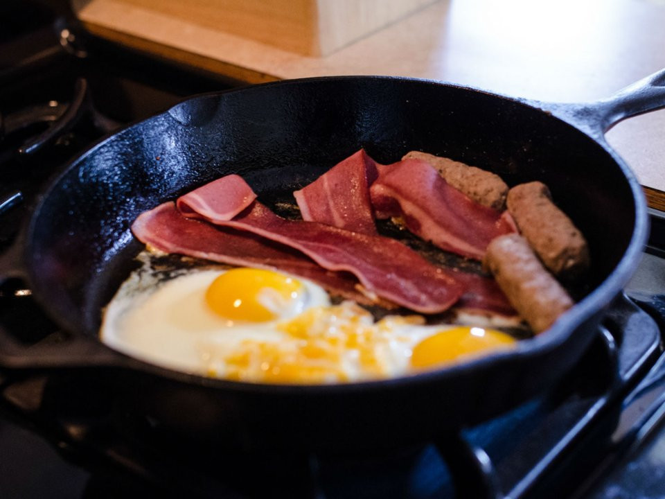 Ngày nay, thịt xông khói là món ăn quen thuộc, được bày bán ở rất nhiều siêu thị, cửa hàng tiện ích. Để nấu món thịt xông khói ngon cho cả nhà, bạn cần tránh những lỗi sơ chế sau.