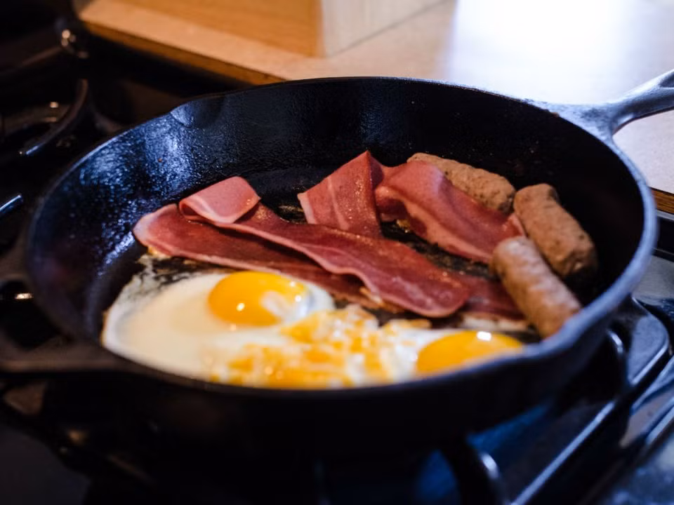 Ngày nay, thịt xông khói là món ăn quen thuộc, được bày bán ở rất nhiều siêu thị, cửa hàng tiện ích. Để nấu món thịt xông khói ngon cho cả nhà, bạn cần tránh những lỗi sơ chế sau.