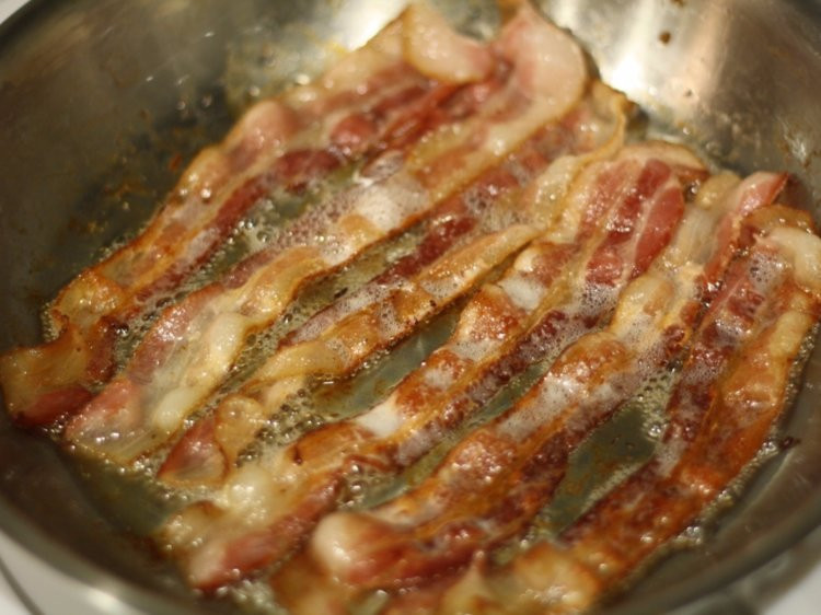 Thông thường, mọi người sẽ chiên thịt xông khói trên chảo. Tuy nhiên, đây là một cách chế biến không ngon lắm vì sẽ dễ bị ngấy. Để tránh ngấy, hãy dùng giấy tẩm bớt dầu ở miếng thịt sau khi chiên xong.