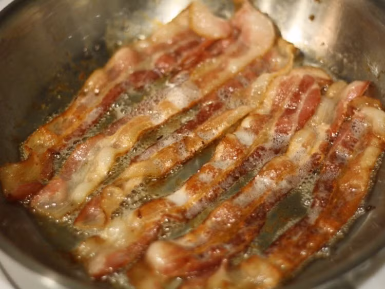 Thông thường, mọi người sẽ chiên thịt xông khói trên chảo. Tuy nhiên, đây là một cách chế biến không ngon lắm vì sẽ dễ bị ngấy. Để tránh ngấy, hãy dùng giấy tẩm bớt dầu ở miếng thịt sau khi chiên xong.