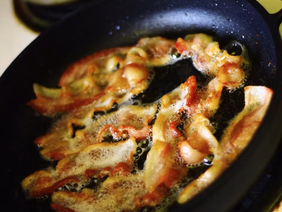 Sau khi chiên thịt, nhiều người thường vứt mỡ chảy ra từ món thịt. Tuy nhiên, đây là một sai lầm vì bạn có thể tận dụng chỗ mỡ thơm ngon này làm món khoai tây chiên hay làm bánh hoặc thêm vào canh súp. Ảnh: Insider.