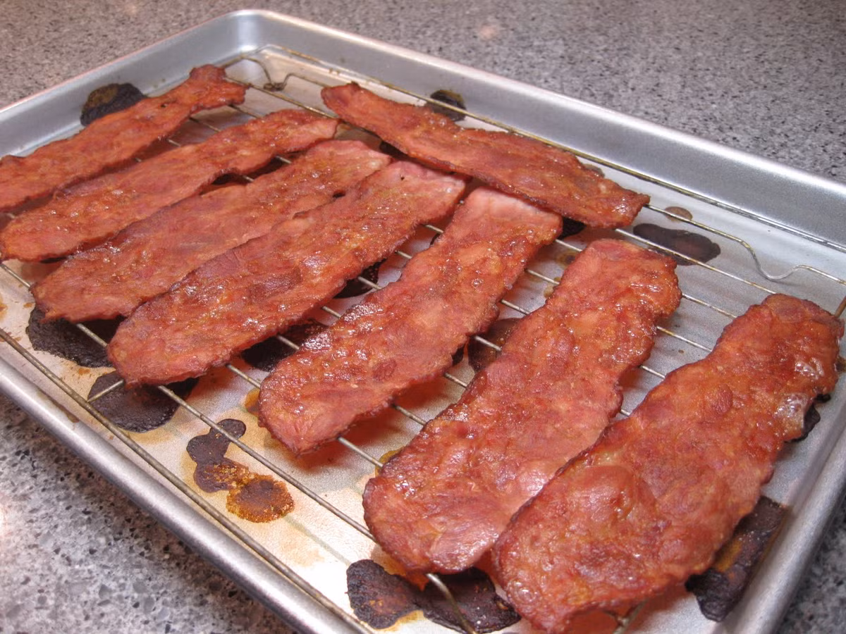 Nấu thịt xông khói đông lạnh: Để thịt và mỡ trong thịt xông khói được nấu chín đều, chúng phải ở cùng nhiệt độ. Sau khi bỏ thịt xông khói từ trong tủ lạnh ra, bạn nên để nhiệt độ phòng trong 15 phút trước khi chế biến món ăn.