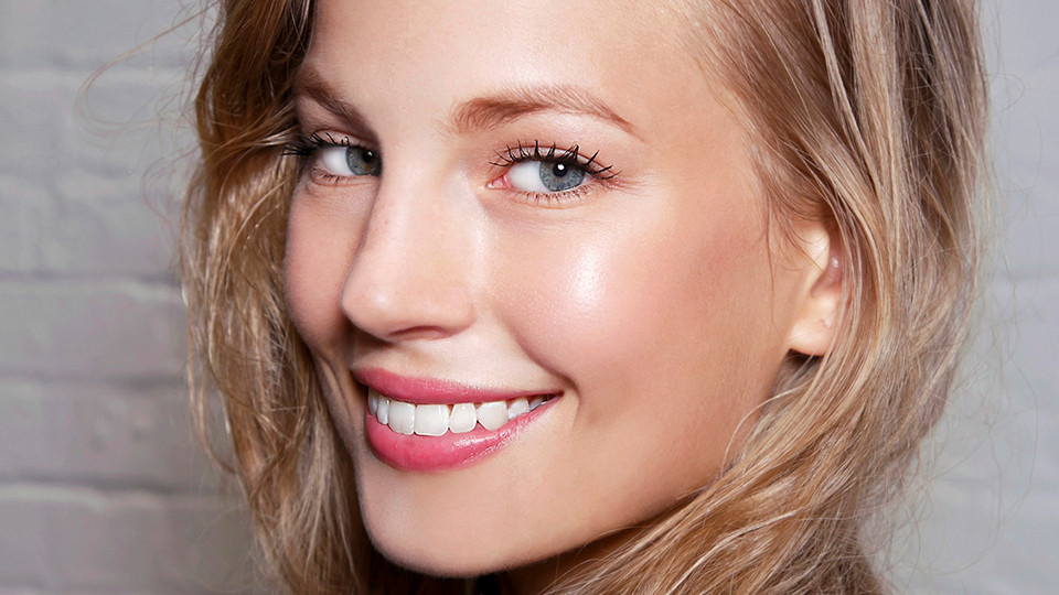 Làm dịu da mặt: Sử dụng kem ban đêm không chỉ làm dịu mặt, mà còn giúp loại bỏ các tác động của tất cả hóa chất độc hại từ mỹ phẩm trang điểm mà bạn đã sử dụng trong ngày.