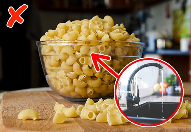 Mì ống cũng được các đầu bếp khuyên không nên rửa vì nó có thể làm mất đi lớp tinh bột bên ngoài. Trong khi chính lớp tinh bột này giúp hấp thụ nước sốt dễ dàng hơn, giúp món mì đậm đà, ngon hơn.