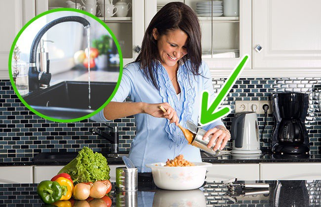 Các đồ hộp thì vi khuẩn không thể xâm nhập vào bên trong vì có nắp kín nhưng vi khuẩn vẫn có thể tồn tại trên nắp hộp. Do vậy, bạn cần rửa hộp trước khi mở để tránh vi khuẩn bị xâm nhập.