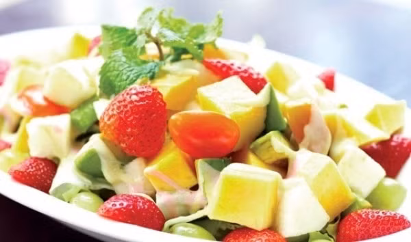 Theo các chuyên gia, các loại hoa quả dầm có vị chua như xoài, cóc, dứa, mận, sấu… có chứa lượng axit rất lớn, sẽ gây thừa axit trong dạ dày nếu chúng ta ăn nhiều.