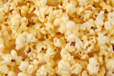 Bỏng ngô là món ăn vặt được nhiều người ưa thích, tuy nhiên hàm lượng muối và các gia vị trong bỏng ngô được khuyến cáo không an toàn cho sức khỏe.